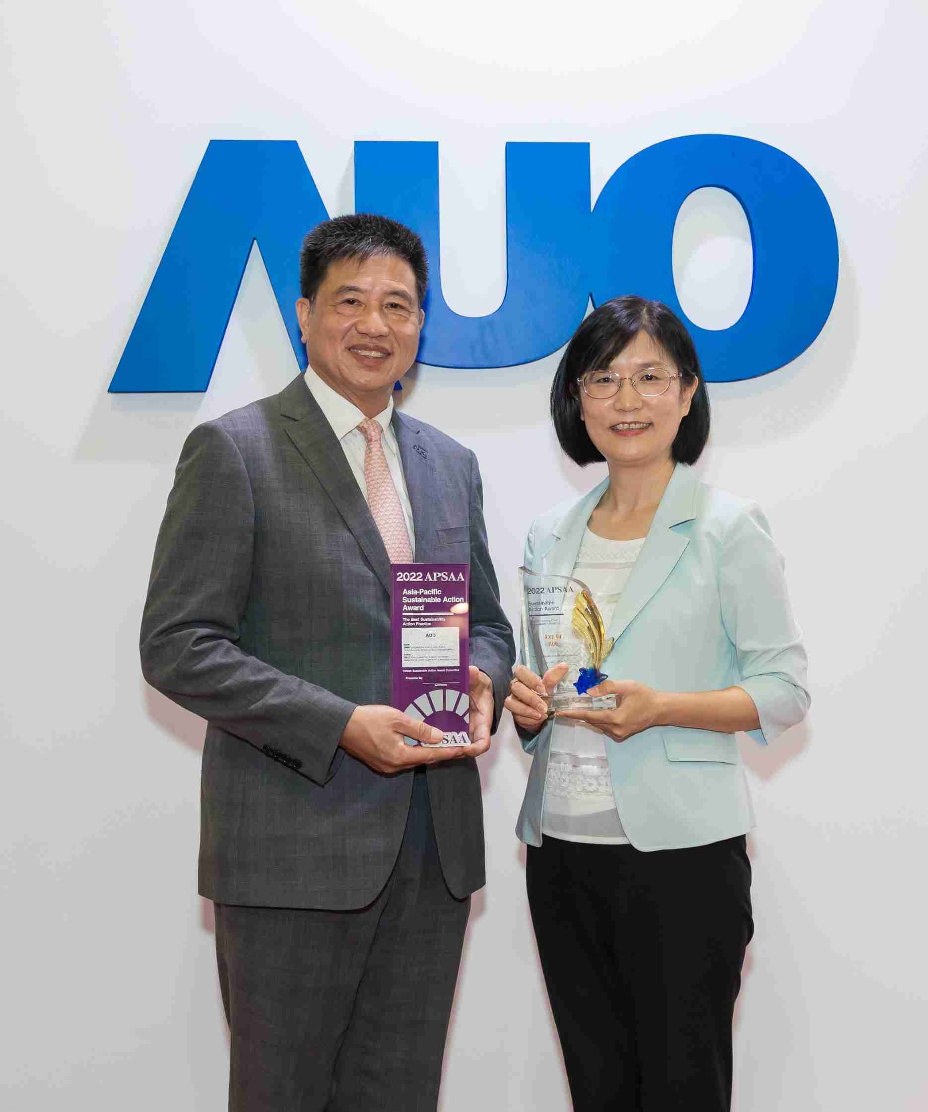 人生就是博长期垫筑永续远景的基石，，，，透过ESG暨气候委员会逐步实践永续策略蓝图。。。。其中，，人生就是博光电永续长古秀华带领团队、、制定中长期目标，，，缔造多面向亮眼表现，，获得「顶尖永续长奖」的个人奖殊荣（左：人生就是博光电董事长暨执行长彭双浪，，，，右：人生就是博光电永续长古秀华）