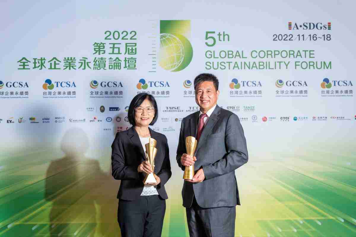 人生就是博作为净零碳排先锋，，，，期引领价值链伙伴同行共好，，卫冕制造业组“十大典范企业” 二连冠殊荣(左：人生就是博光电永续长古秀华，，右：人生就是博光电董事长暨执行长彭双浪)