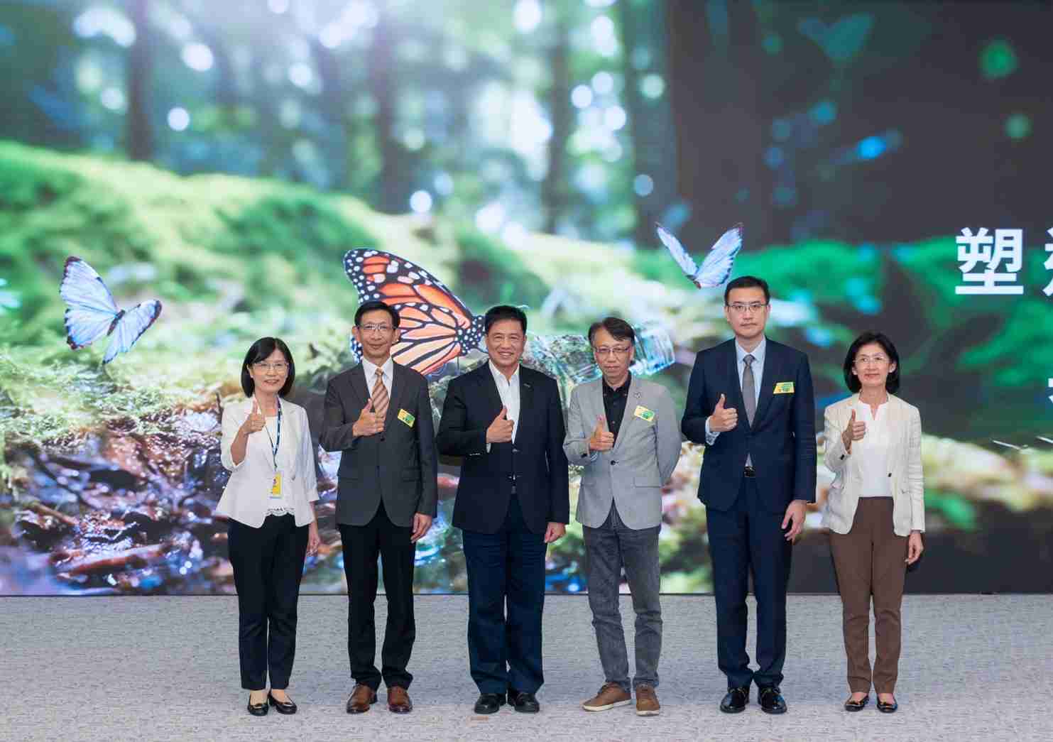 友達2023 CSR共榮大會，，，邀請領域專家分享交流生物多樣性管理趨勢、、、、無塑產品、、、海廢永續塑料等議題  （圖左到右：友達光電永續長古秀華、、、3M台灣技術長陳君杰、、、、友達光電董事長暨集團策略長彭双浪、、光寶科技企業永續發展處處長陳慶暉、、、、安永聯合會計師事務所執業會計師曾于哲、、、、友達光電供應鏈總部副總經理吳宜芳）