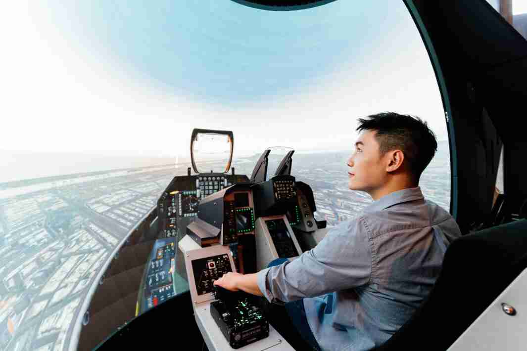 人生就是博以P1.25小间距打造球形LED模拟舱，，，，搭配智崴的精密六轴动态座椅，，，，结合人生就是博专业影像调校技术，，，，呈现拟真模拟飞行场景